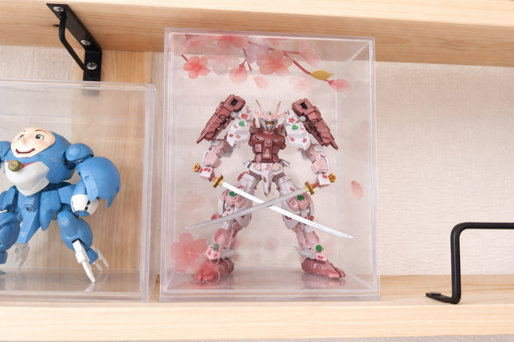 飾る時はこんな感じですせっかくなんでケースに桜シールを貼りました