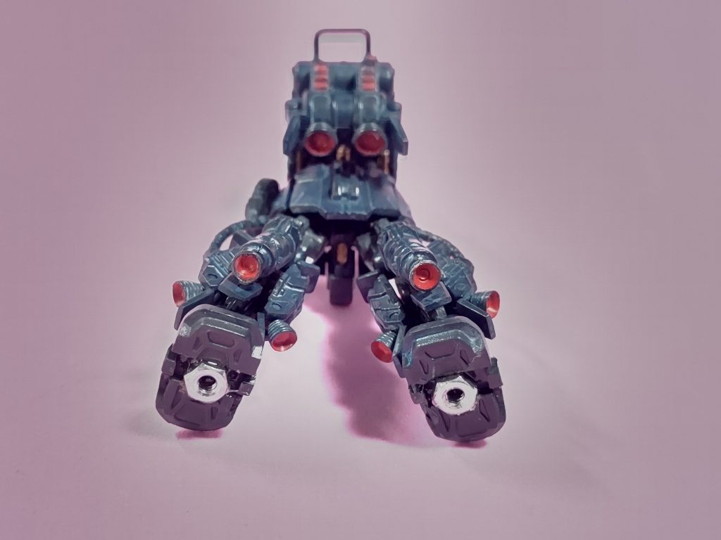 台座に固定する為に、足裏を一部彫り込んでＭ２のナットを強力な接着剤で固定。