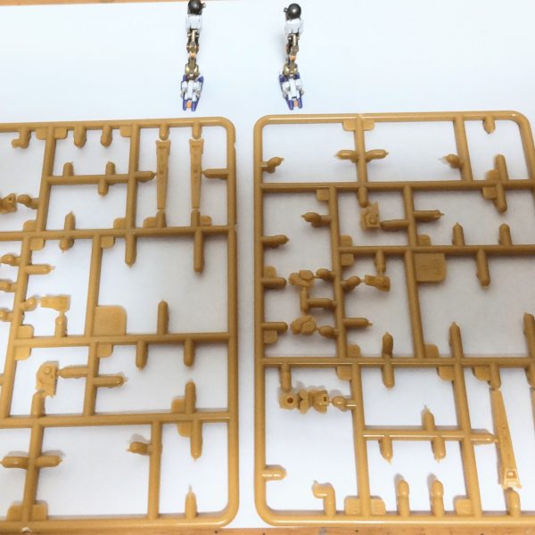 ４月、サラリーマンにとって新入社員も入ってくれば異動の季節、異動される方も大変ですが残される方も引き継ぎとかで大変、そして私の天敵ヒノキ花粉😓。ということで業務の引き継ぎやら花粉症でしばらく何も出来ませんでしたが、どちらも少しまっしになってきたので、初めて🔰手を出してみました、アーティファクト😁。ランナー眺めて見ましたが花粉症のせいなのか老眼のせいなのか、良く見えない😅。とりあえず脚の内部フレームだけ塗ってみました。ここでアーティファクトの先輩方にお聞きしたいのですが、持ち手で掴めないパーツはどのように塗られてるのでしょうか？とりあえず両面テープを竹串に巻いてパーツを引っ付けて塗ってみましたがポロポロとれるし……、ご教授下さい。（4枚目）