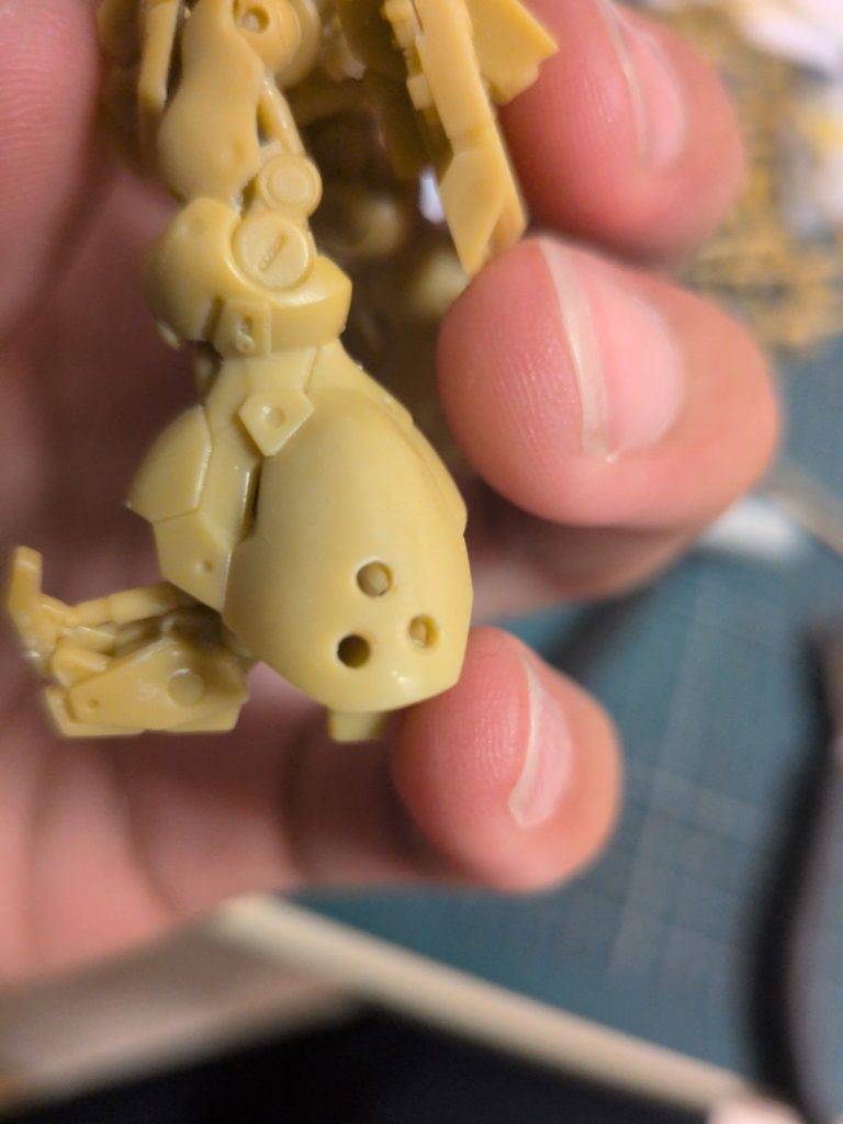 これは足の側面円状のモールドにピンバイスで穴を開けたんですね(gundam-kao5)塗装するときに膜が張って跡が残ったので少しどんまいポイント