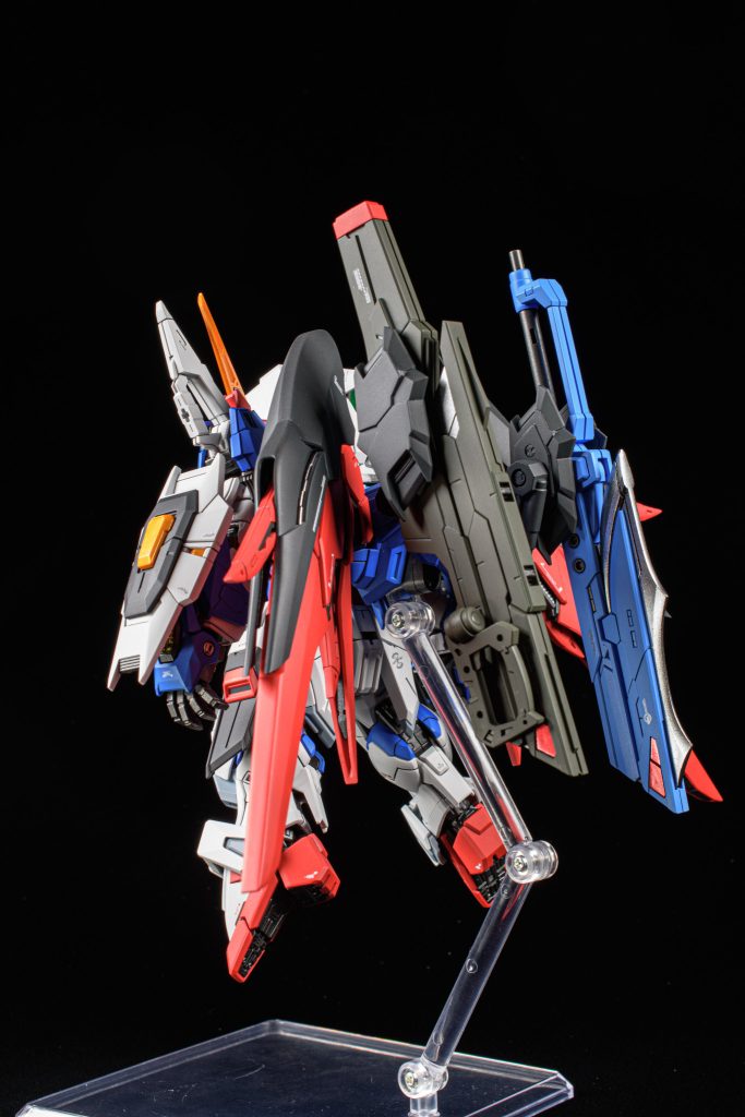 最新のキットでディテールもガッツリ入っていたので、今回はそれらを最大限活かすような方向性で作成をはじめました主な改修点としましては…手甲の丸部分をくり抜き、waveのOボルトを追加ビームブーメランの先端塗り分け光の翼にホログラム塗料を薄く塗装この3点になります写真も交えて順にご紹介していきます！&nbsp;手甲の丸部分をくり抜き、waveのOボルトを追加