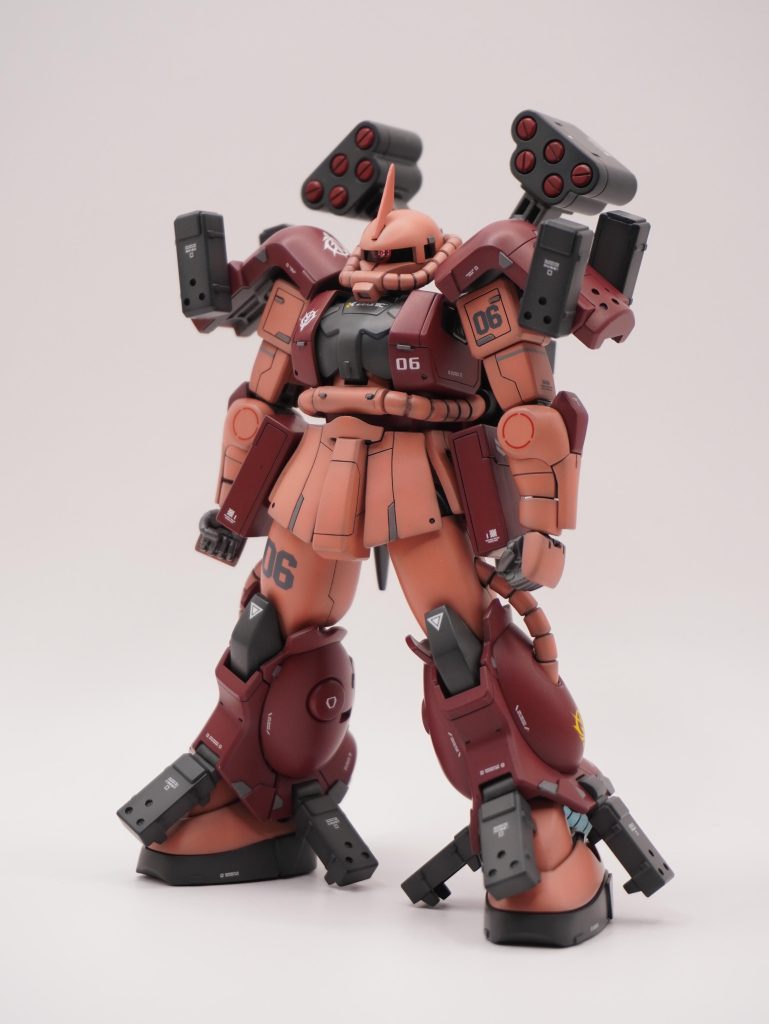 そして完成！今回はほんのりとグラデーションでやってみました。ただ、ほんのり過ぎて半光沢トップコート後、ワインレッドのところなんかはほぼわからなくなっちゃいましたね。ちなみに使った塗料は以下の通りです。ピンク部：　下地：ガイア_サフEVO　オキサイドレッド＋フレッシュ調色　上塗り：クレオス_ガンダムカラー　シャアピンクワインレッド部：　下地：ガイア_サフEVO　オキサイドレッド　上塗り：クレオス_ガンダムカラー　MS06SレッドVer.アニメカラーグレー部：　下地：ガイア_サフEVO　ブラック　上塗り：純色の黒＋ホワイトで調色（グレーが家になかったため）バーニア：　下地：ガイア_サフEVO　ブラック　上塗り：フィニッシャーズ　エンジンブルー（メタリック）その他部分塗装はシタデルカラー・アクリルガッシュガッシュなど