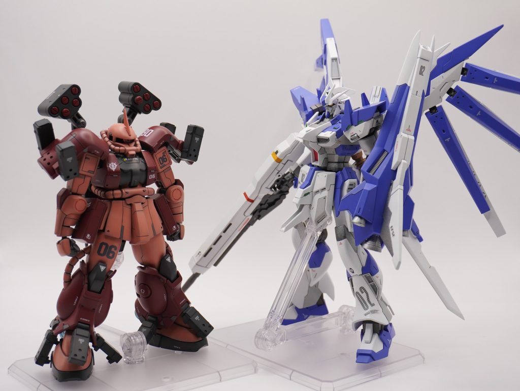 おまけでユウキタツヤ組Hi-νヴレイブとパシャリ。この青も調色がいい塩梅で気に入っています。ビルドファイターズAシリーズの機体は好きなの多いですが、なかなか手に入りませんね。。もっと再販しちくり🌰（インフラックス、アメスト、トールストライク、etc）