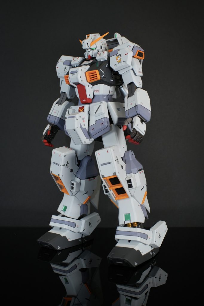 装備無しでのヘイズル改、白い機体は黒背景も映えますね。ツインアイはシルバー下地にクリアーグリーンで塗装。センサー部のグリーンはハセガワのフィニッシュシートのミラーにクリアグリーンを貼って作成。