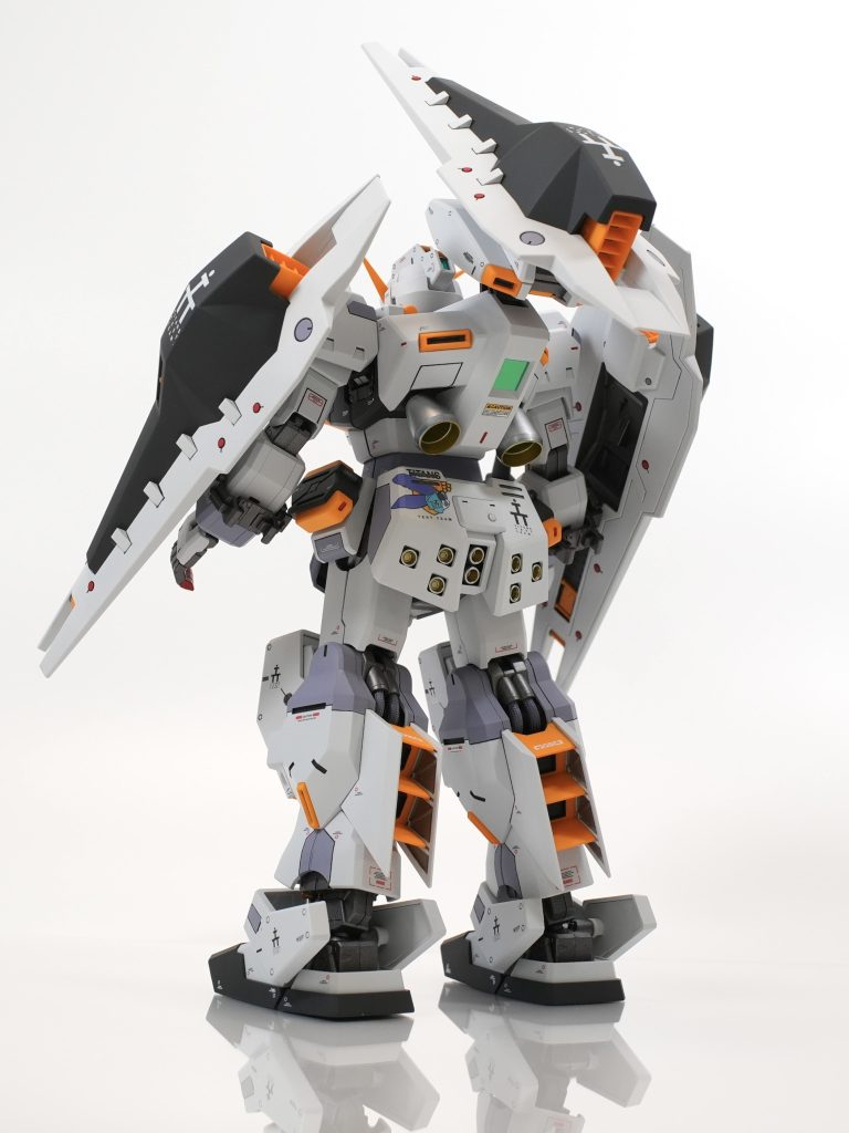 塗装は水性アクリル系です、一部を除いて調色はせずそのままの色味です。メインカラーはガンダムホワイトにグレー部分は濃い部分がティターンズブルー、薄い部分がボトムズカラーのATライトグレー。フレームは焼鉄色、差し色はオレンジイエローとモンザレッドです。黄色部の開口部は黒鉄色。ATライトグレーが良い仕事してます。