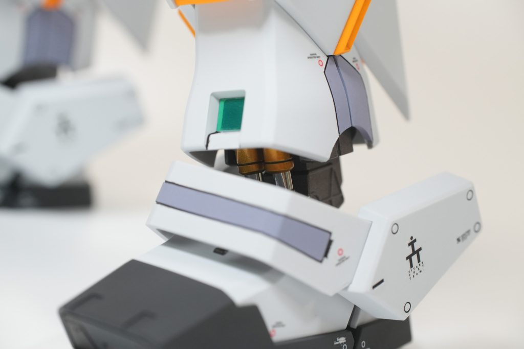 脚部シリンダーはシルバー下地にクリアイエローとクリアオレンジを良い感じに調色してキャンディ塗装。シャフトはミラーのフィニッシュシートです。調色したのはここだけです。