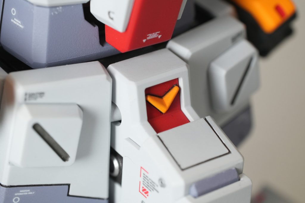 vマークは塗り分けです。赤色からのマスキング、白サフ、黄色と塗り重ねてモールド掘り直してある際に墨入れして完成。