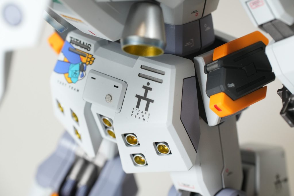 意外と手間取ったリアスカート部のデカール。排気口を塞ぐが見せるかで悩んだところです、結果見せることに。