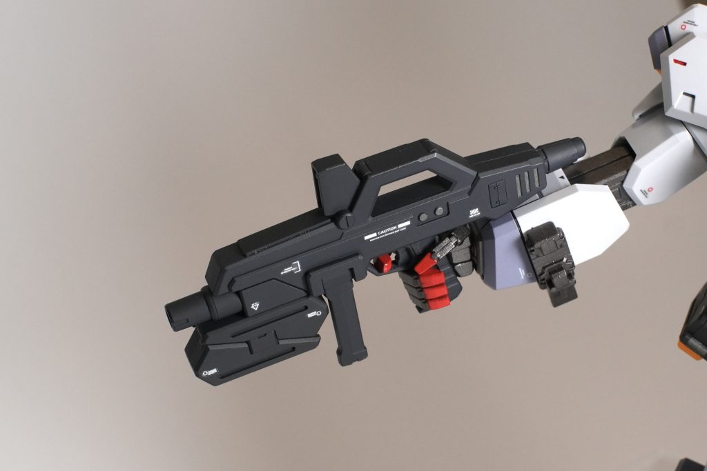 指先のマニキュアはしっかりと塗り分け。実は、武器の本体とエネルギーパックで色を変えています。