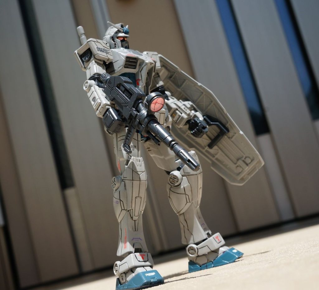 万博ガンダムは目の部分が独特ですよね。下からあおると目が大きく映ります。もしかすると単にはめ込みが甘いだけかもしれません。