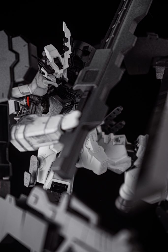 二の腕のパーツが割れてしまったので逆手に取ってダメージ表現をしてみました。露出した赤いコードがチャームポイントです。