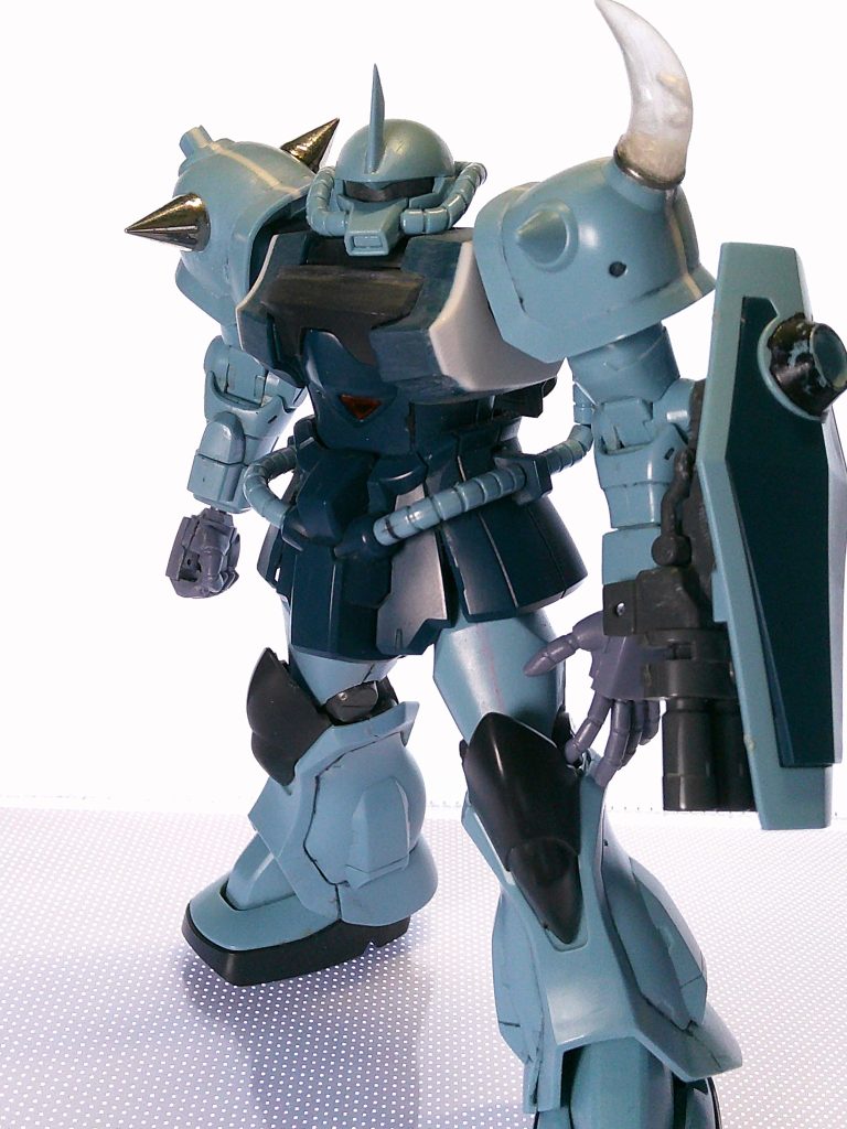 肩とショルダーアーマーの幅増しプラが見えると思います。スパイクは大型に変えて迫力を出せればと思っていたのですが、結局左肩はスパイク無しにして、右肩だけにしてしまいました。
