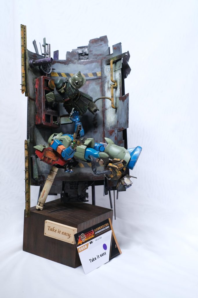 作品タイトル「Take it easy.」翻訳すれば「気楽にいこう」の意味があります。通信回路を通じて流れる「貴方の安全はもう保証された、もう、大丈夫。」という言葉のイメージです。