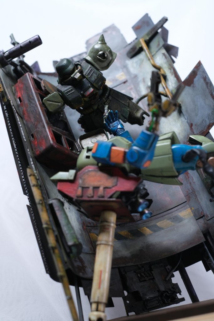 もう一つの意味は「軽く取る」ですね。巨大のマニピュレータが、人間の体を触れる際には、軽くして、気をつけなきゃ。旧ザクのパイロットが、集中して人命救援している瞬間も表現していきたいと思います。