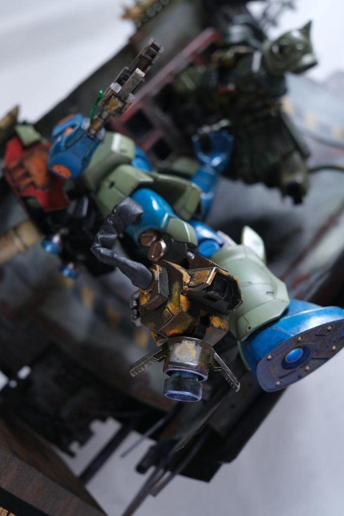 脚部と腕部は、その前の戦闘から失いました(zaku-kao9)、工事用装備を調達して、改修する仕様です。