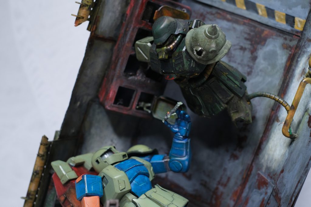 破壊されたモビルスーツの表現は本当に難しいですよね、今度はタミヤのウェザリング塗料をいっぱい使って、黒く見えるまで必死に塗りました(zaku-kao4)