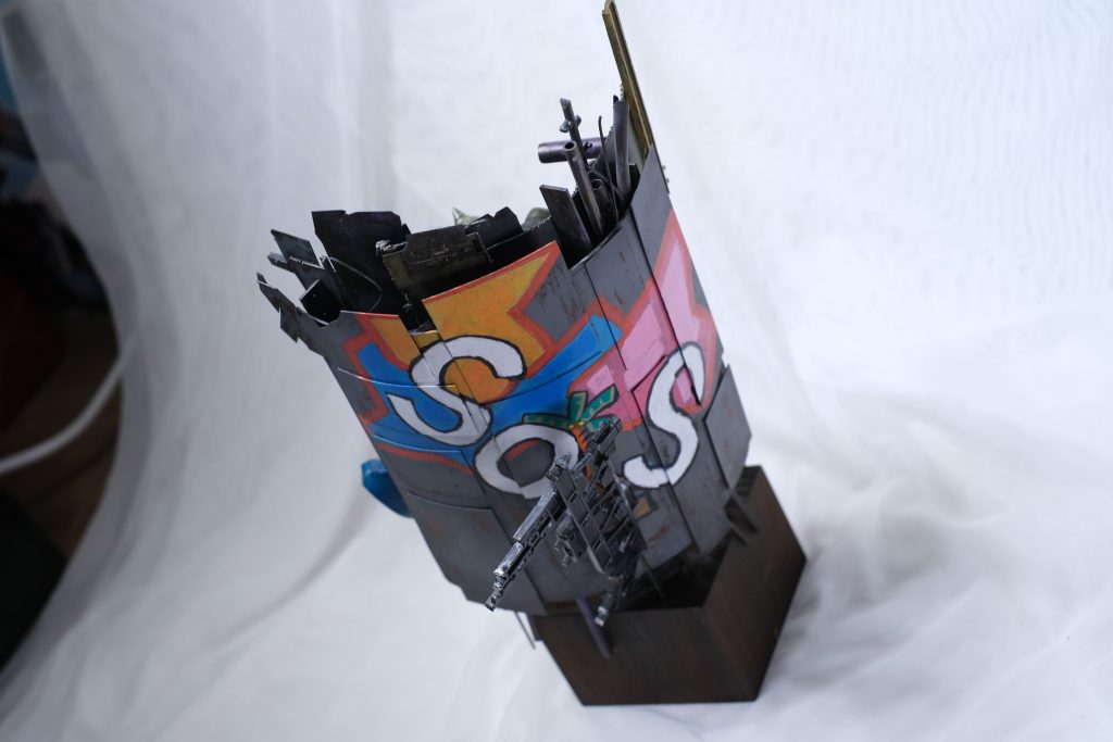 セッティング上、コロニーの破片を依存している残党が、外壁て「SOS」落書きしました。事実上は、カラポの背面をディテールアップするの方法です(zaku-kao5)