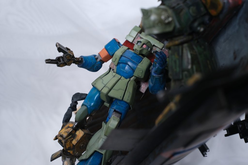 破壊されたコロニーの隙間から見えるモビルスーツは最高です(zaku-kao6)