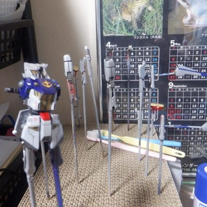 塗分けしてデカール貼ってふと思う。サフの時の方がカッコ良かったような・・・細かいパーツの塗分けが老眼に厳しい！！（1枚目）