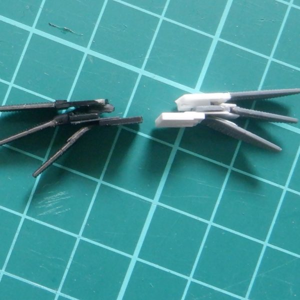 本体が完成に近づいたので武器に進むとモナカが多い。合わせ目消しに疲れてるから武器造らなくなるんですよ。手抜きしてシルバー一色にしてやろう。（3枚目）