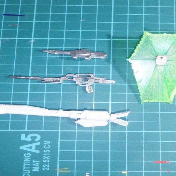 本体が完成に近づいたので武器に進むとモナカが多い。合わせ目消しに疲れてるから武器造らなくなるんですよ。手抜きしてシルバー一色にしてやろう。（2枚目）