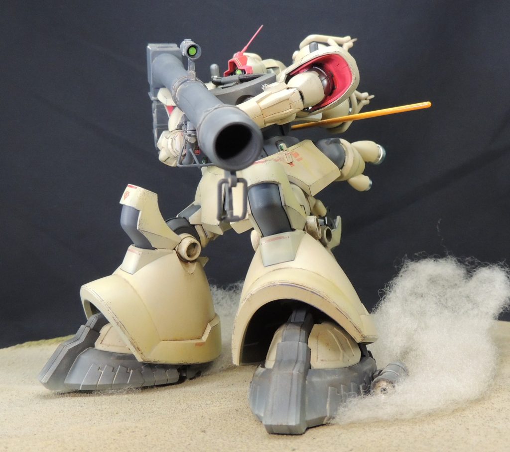 ■ジャイアント・バズーカ・ザクバズーカ・ザクマシンガン　ジャイアント・バズーカは照準器の前面にHIQPARTSのルミドーム２を貼り付けました。グリップの肉抜き穴はプラ板で埋め、前面の三角板部分は0.8mm真鍮線に置き換えています。弾倉はプラ板・プラ材・ＨＪモデラーズパーツ等を貼り付けてディティールを追加しました。　ザクバズーカは、先述のジャイアント・バズーカと同様の改造をしています。　ザクマシンガンは弾倉の裏に肉抜き穴があるためプラ板でフタをし、グリップ前面の三角板部分は0.8mm真鍮線に置き換えました。モナカ構造のため砲身の合わせ目が中央にできますが、ヤスリ掛けの処理が難しいため、0.3mmプラ板片を貼り付けました。