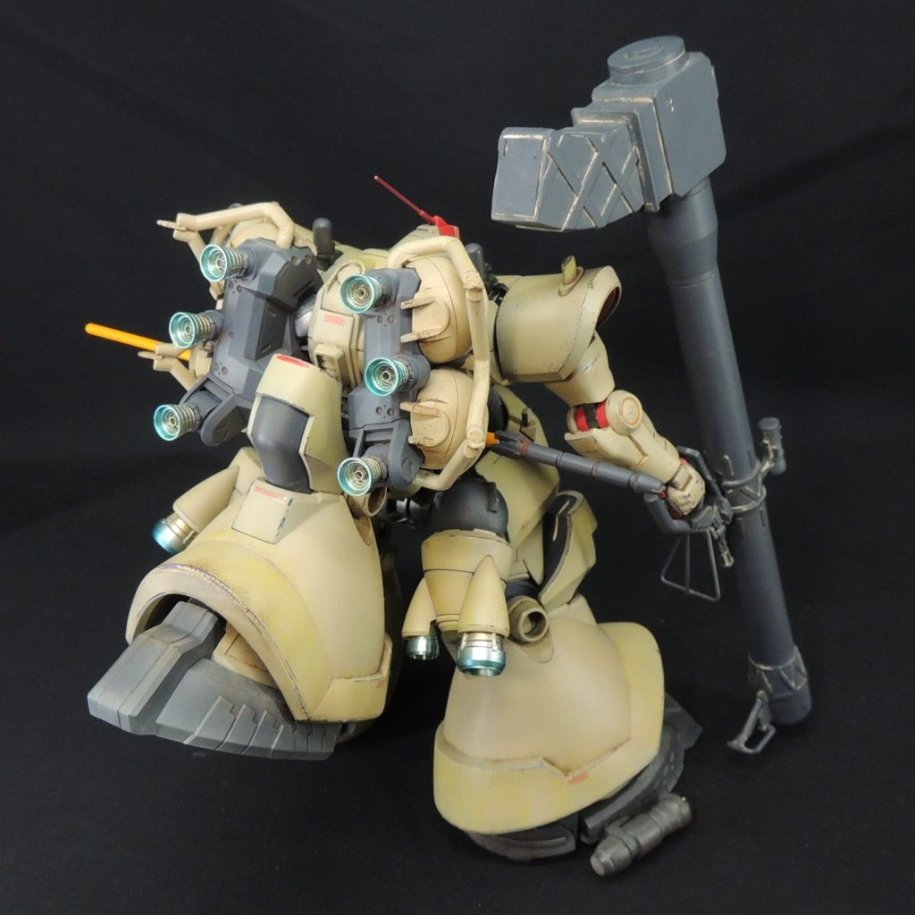 ■脚部　ジークアクス世界線の陸戦用重MＳドムの脚部については、どう表現するか迷いました。　今回は、重力下での戦線の急速な拡大に対応するため、元々３つの脚部パーツが標準装備されていたと仮定して製作しています。二足歩行はできなくもないですが、基本的に不整地をものともせずに高速で移動し、拠点制圧に活躍した機体であると考えて製作しています。　元々２本脚であり宇宙用に転用されてから背面にもう一つ脚部パーツが増設されたのか、あるいは、元々３つの脚部パーツが標準装備だったのか、または劇中のガイアとオルテガが引退したマッシュのドムの脚部を１本ずつ流用したのか定かではないようですが、想像が膨らみます。