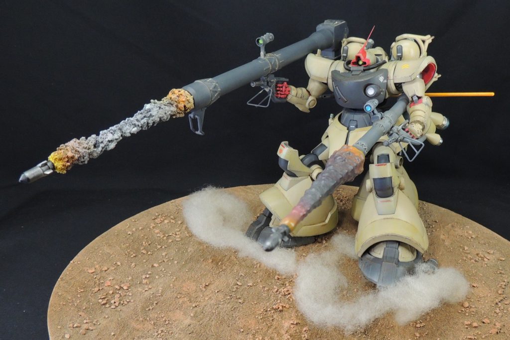 ■デカールワーク　粗密を意識してポイントを絞って貼り付けてみました。主にガンダムデカールとHIQPARTSのアンプコーションデカールを組み合わせています。&nbsp;