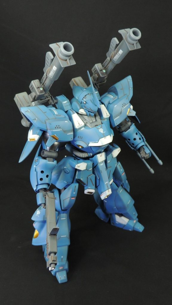 ■１０年以上前のキットの惰弱性　MG1/100ケンプファー・シュベーアはMG1/100ケンプファーのパーツに新規パーツを追加する手法で各ユニットが構成されていますが、元となるキットが2001年1月に発売された時点での設計なので、現在の目で見るとやや古さや脆弱性を感じさせる部分があります。　脚部に関する気付きとしては、ヒザ関節部分が自重を支えるのに強度不足でグラつくため、補強することにしました。具体的には、ヒザ関節の脆弱性克服のために、切り出したプラ板をヒザの内部フレームに貼り付けました。