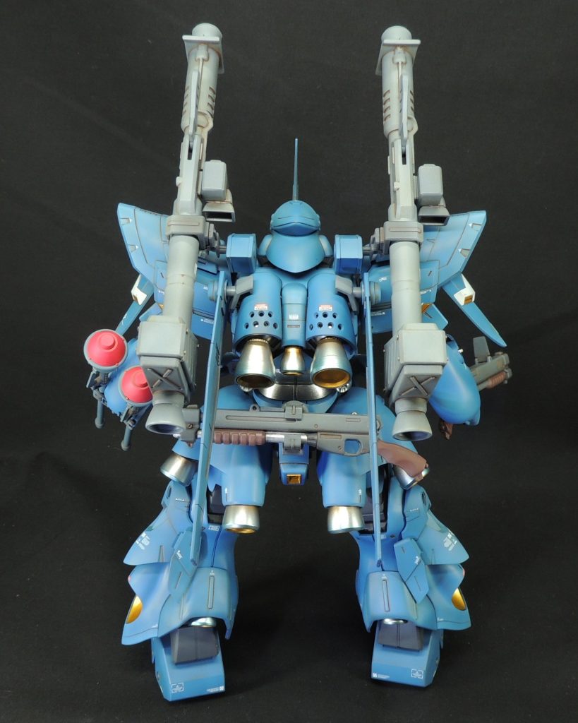 ■武装類　シュツルムファウストの肉抜き穴は、ランナーを差し込んで埋めました。バズーカとショットガンはモナカ構造のため、合わせ目はタミヤセメント白蓋でガッチリと接着し、乾燥後、ヤスリ掛けを丁寧に行っています。　バズーカの照準器にHIQPARTS製のVCドーム4 VG1カラー 2.0mmを貼り付け、ショットガンの銃口に同社のツインパイプ2 シルバー2.0mmを設置しました。　細かい点ですが、バズーカにはデカールで「01」と「02」のナンバーを入れてみました。