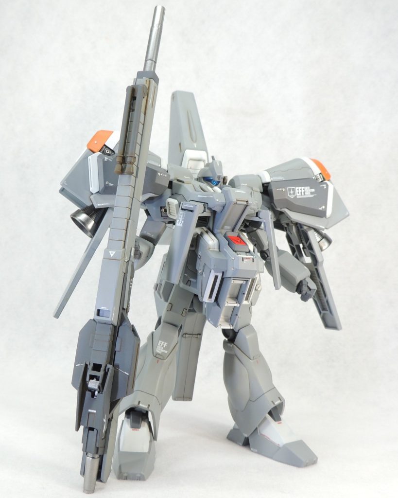 ■背面ユニット　HG1/144ギャプランの上半身と背面ユニットを取り付けました。元のジェガンのバックパックのデザインの意匠を取り入れて、ジェガンのシールドの下半分を大型ノズルの下に接着しています。