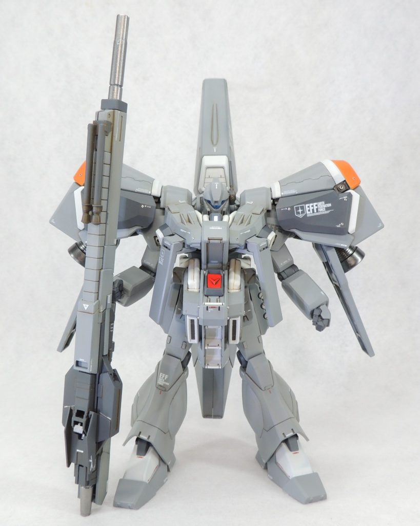 ■武装類・ハイパー・メガ・ランチャー「1/144 ガンダムベース限定 システムウェポンキット008」を使用しました。・ビーム・ライフル　「HG1/144ジェガン」のキット付属のものにプラ材でディティールを追加しました。・ロング・レンジ・ビームライフル　「HG1/144ギャプランTR-5［フライルー］ギガンティック・アーム・ユニット装備」の武装を流用しました。元々イカロス・ユニット装備に付属しているロング・ライフルは、ユニットを装着したジェガンの腕に持たせにくいデザインとサイズ感だったので、ひと回り小さいサイズのものを使用しています。・精密誘導弾ミサイルポッド　「オプションパーツセット　ガンプラ１５(キャバリアーアイフリッド)」から流用しました。以前、独自設定の「キケロガ・アイフリッド」を製作した際にジャンクパーツとなっていたものを使用しています。