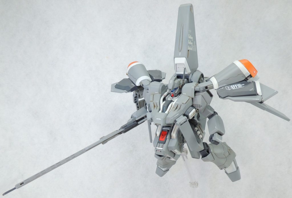 ■頭部　バルカン砲はHIQPARTSのEZガンマズル レギュラー S1.0mmを使用しました。カメラアイに同社のジェムドームオーロラS(φ1.5mm)を設置し、光を反射してキラリと輝きます。　額と後頭部のセンサー部分にミラージュグリーンシールを貼り付けており、この部分も光を拾ってキラリと輝きます。