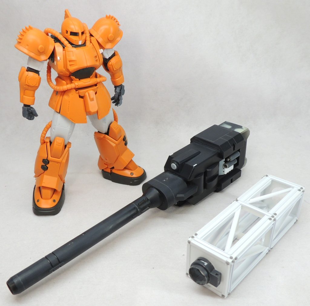 ビーム砲の砲身を囲む部分は、タミヤのプラ板、エバーグリーン製のプラ材、ボルトのディティールアップパーツ、流用パーツを用い、現場合わせで製作しました。