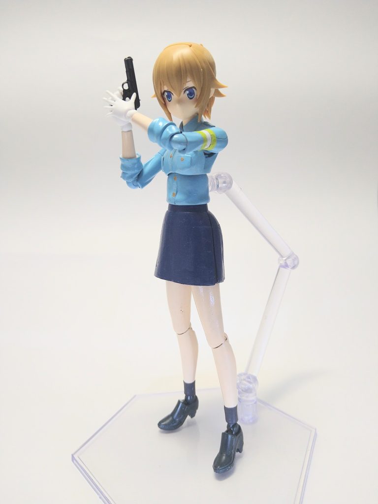 改造ポイントとしてはスカートの部分が元は学生服なのでラインが入っていたのでそれをパテやヤスリがけでフラットにしました。ヒールは30MSのネヴァリナから後、腕章はマスキングテープで再現しました。後、胸の部分は少しパテで盛りました。( 何故かは内緒です)