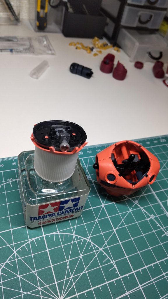 最強コスパのせいかモノアイがステッカーって...流石にこれは見過ごせませんね😮💨っということでBJ( コトブキヤ)を流用し可動式にしました。レンンズは3Dレンズシールを貼り付けています。それなりにテカってくれますよ。頭部も中央軸の支え部を削り、胴体にめり込んでいるような雰囲気にすることで鋭さが増しました。