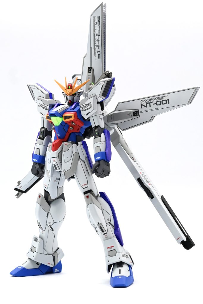 サムネ画像の全体像です。なぜか毎度こちらにアップすると画質が落ちるのですが、今回もタップで鮮明になると思います。(毎回そう)制作としては…プロポーション変更は胴体を腰で1ミリ延長。顔は結構いじりました＆アンテナを延長しシャープ化をしています。胴体はバルカンの置き換えにこだわりを持ちました。また、リフレクター先端のシャープ化などを行い、スジボリによるディテール追加をしています。&nbsp;&nbsp;