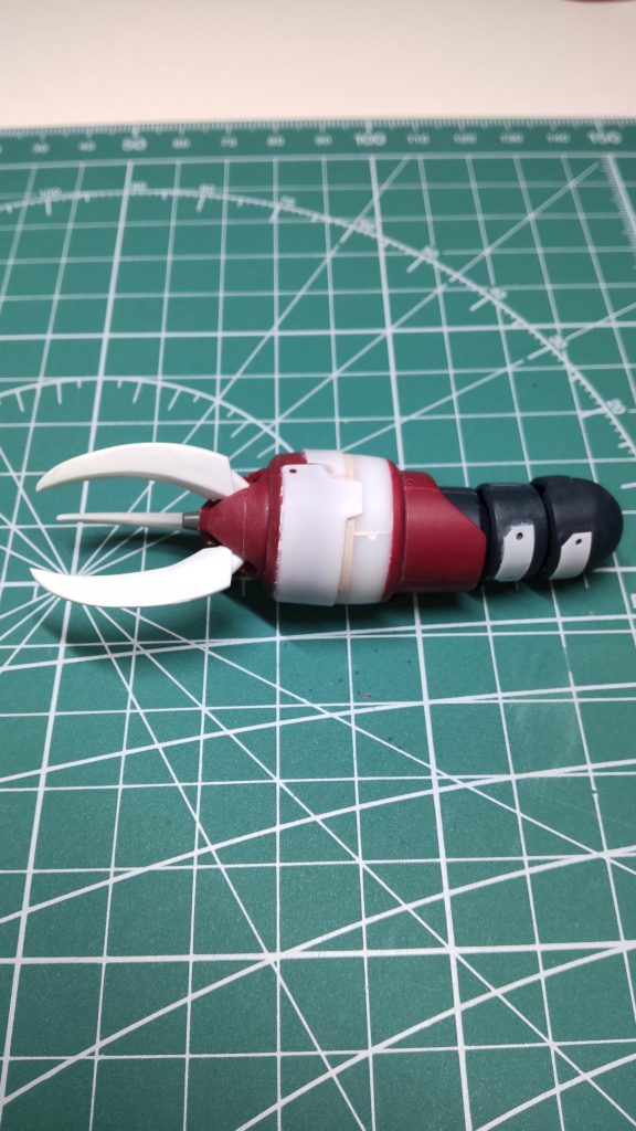 肩から爪先までが短く感じたので、腕を切断し、5mm角プラを挟み込み延長と爪も練りパテで延長しています。