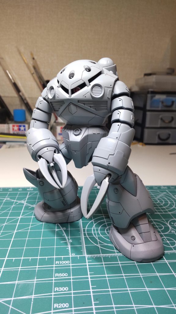 2体目を購入したことでパーツが増えたので気になっていた腕の節を追加しました。こっちの方が私は好みです。それではサフ吹いて塗装です。