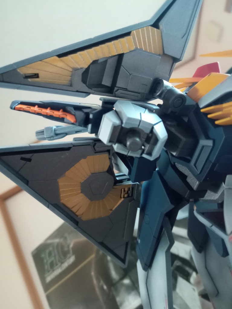 肩アーマー裏は単色だと寂しいと感じた為、モールドを塗り分けしています。
