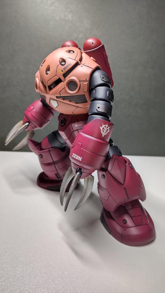 塗料は水性カラーで。やっぱシャーはこの色が一番似合うと私は思う。よってシャーピンクとシャーレッド。ウェザリングカラーとウェザリングマスターでかる〜く陰影を付け、艶消しトップコートでフィニッシュです。