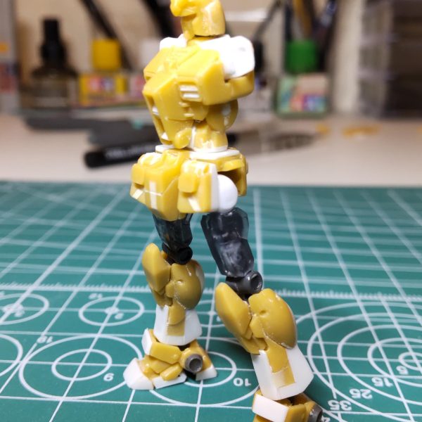 ご無沙汰しております。2ヶ月ぶりの再開です。ちょっとした切欠でHGを手掛けることになり、暫くゴミクズのように隅に追いやっていましたが、ようやく再開です。が...久し振りにアーティファクト見るとちっちゃいのなんの、目、肩、首に良くないです😵💫それでは難関の脚部の制作です。モモはウイングガンダムを流用し、最後のダブル関節を移植しました。( コトブキヤさん再販して下さい😣 )太腿から下はMK-Ⅱをベースに加工しています。カカトが後ろに出っ張っていたので切断し詰めました。スネ部カバーも可動しますよ。足首にはBJの周りを削って差し込み。脚が細いので苦労しますね。太腿は2体分の内腿を貼り合わせて整形です。一応形になったので仮組みしバランス確認です。なかなかでは?😋次回は肩周り( これまた難関)世の中6弾で盛り上がっているのに手が出せません😥まだまだ先は長そうです😓 (5枚目)