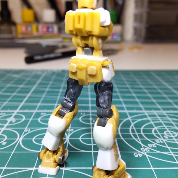 ご無沙汰しております。2ヶ月ぶりの再開です。ちょっとした切欠でHGを手掛けることになり、暫くゴミクズのように隅に追いやっていましたが、ようやく再開です。が...久し振りにアーティファクト見るとちっちゃいのなんの、目、肩、首に良くないです😵💫それでは難関の脚部の制作です。モモはウイングガンダムを流用し、最後のダブル関節を移植しました。( コトブキヤさん再販して下さい😣 )太腿から下はMK-Ⅱをベースに加工しています。カカトが後ろに出っ張っていたので切断し詰めました。スネ部カバーも可動しますよ。足首にはBJの周りを削って差し込み。脚が細いので苦労しますね。太腿は2体分の内腿を貼り合わせて整形です。一応形になったので仮組みしバランス確認です。なかなかでは?😋次回は肩周り( これまた難関)世の中6弾で盛り上がっているのに手が出せません😥まだまだ先は長そうです😓 (6枚目)
