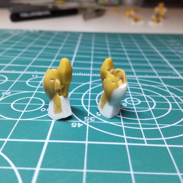ご無沙汰しております。2ヶ月ぶりの再開です。ちょっとした切欠でHGを手掛けることになり、暫くゴミクズのように隅に追いやっていましたが、ようやく再開です。が...久し振りにアーティファクト見るとちっちゃいのなんの、目、肩、首に良くないです😵💫それでは難関の脚部の制作です。モモはウイングガンダムを流用し、最後のダブル関節を移植しました。( コトブキヤさん再販して下さい😣 )太腿から下はMK-Ⅱをベースに加工しています。カカトが後ろに出っ張っていたので切断し詰めました。スネ部カバーも可動しますよ。足首にはBJの周りを削って差し込み。脚が細いので苦労しますね。太腿は2体分の内腿を貼り合わせて整形です。一応形になったので仮組みしバランス確認です。なかなかでは?😋次回は肩周り( これまた難関)世の中6弾で盛り上がっているのに手が出せません😥まだまだ先は長そうです😓 (3枚目)