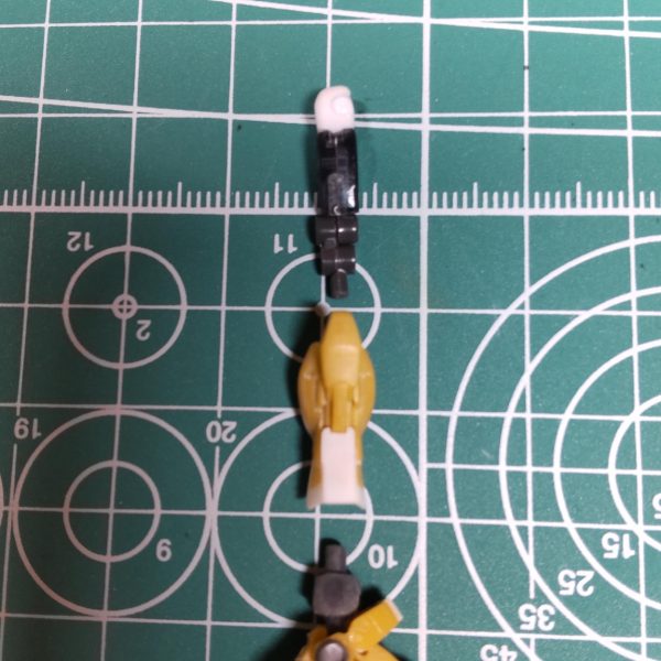 ご無沙汰しております。2ヶ月ぶりの再開です。ちょっとした切欠でHGを手掛けることになり、暫くゴミクズのように隅に追いやっていましたが、ようやく再開です。が...久し振りにアーティファクト見るとちっちゃいのなんの、目、肩、首に良くないです😵💫それでは難関の脚部の制作です。モモはウイングガンダムを流用し、最後のダブル関節を移植しました。( コトブキヤさん再販して下さい😣 )太腿から下はMK-Ⅱをベースに加工しています。カカトが後ろに出っ張っていたので切断し詰めました。スネ部カバーも可動しますよ。足首にはBJの周りを削って差し込み。脚が細いので苦労しますね。太腿は2体分の内腿を貼り合わせて整形です。一応形になったので仮組みしバランス確認です。なかなかでは?😋次回は肩周り( これまた難関)世の中6弾で盛り上がっているのに手が出せません😥まだまだ先は長そうです😓 (4枚目)