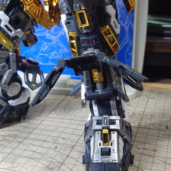 フレーム状態のフルハッチオープン。外装付けたらほとんど見えなくなりますねー でも部分塗装はしてます。ボルトやパイプやフィンなどは、細かくモールドされているので、単色だと影になって見えません。まぁハッチ以外の箇所はマジで自己満足の塗装ですね。そのうちにクリアー装甲が発売されるはずなので、フレームも全力です。たぶんσ(^_^;)（3枚目）