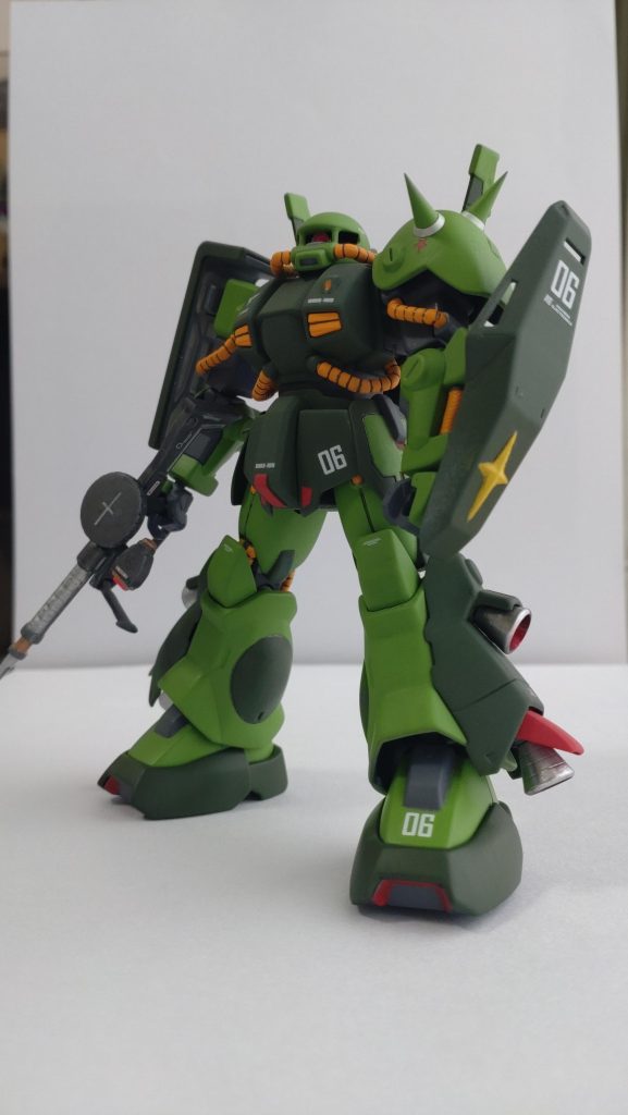 大まかな加工していませんが、モノアイスリットを1ミリ幅詰め、バックパックディテールアップ、バーニア大型化、脛、足首、バーニア追加、モノアイHアイズに変更、マシンガンスコープHアイズランナーから加工