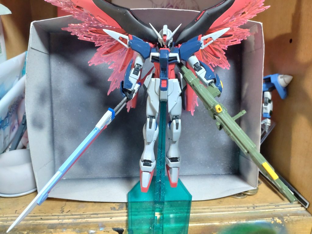 デスティニーガンダム単体です武装面を組むのを諦めてしまったので、手ごろなのを持たせちゃいました（笑）引きでみたら違和感ない、ない