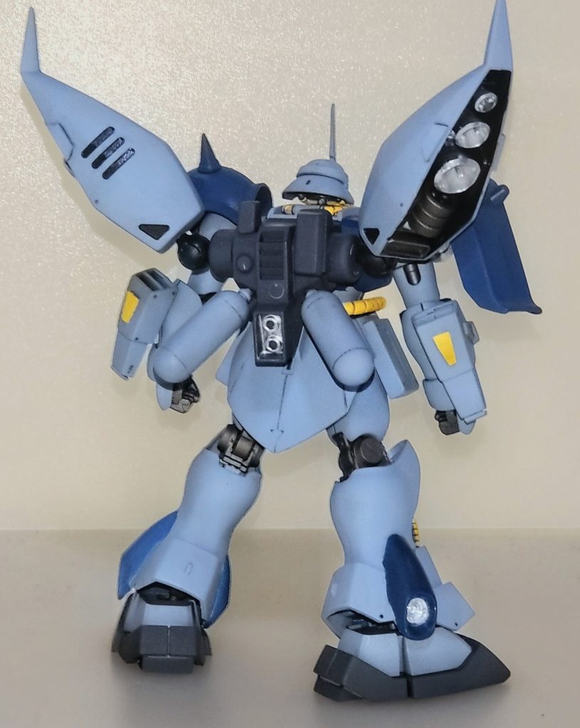 背面。ウェルテクス仕様に改修した旧1/144リゲルグのバックパックをギラ・ドーガにミキシングする作業がメインですが、ギラ・ドーガ本体にも筋彫りやプラ版等のディテールを施してみました。