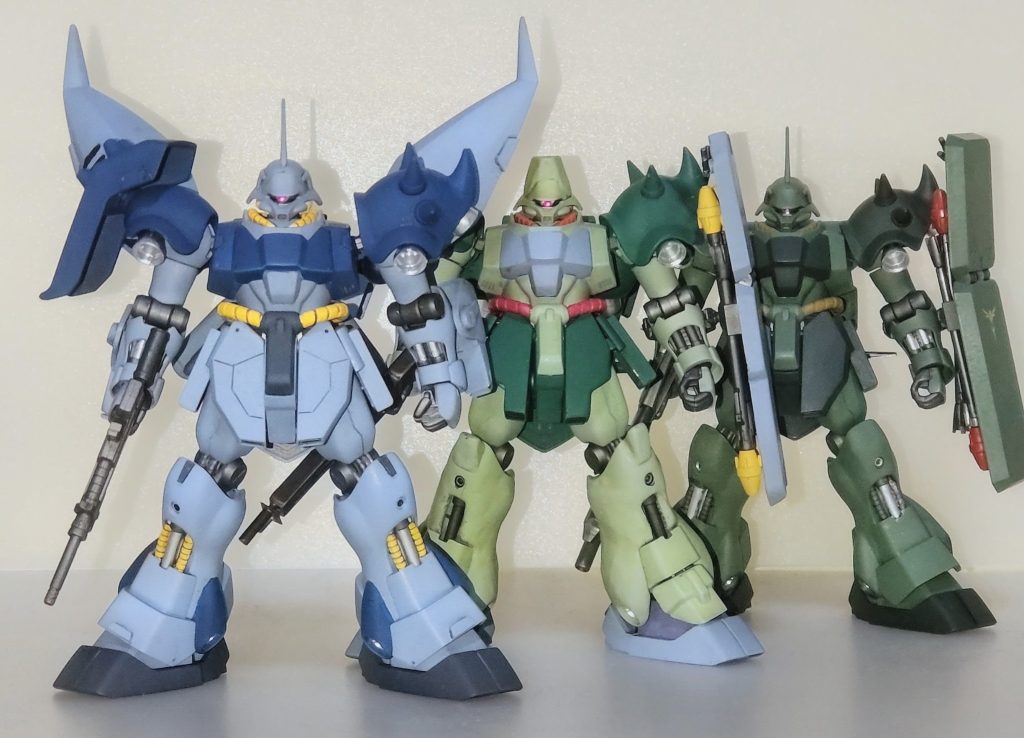 以前載せたギラ・ドーガ、ギラ・ドーガ改と並べて。様々なアプローチで製作しましたが、このキットは作っていて飽きないッスねぇ😆